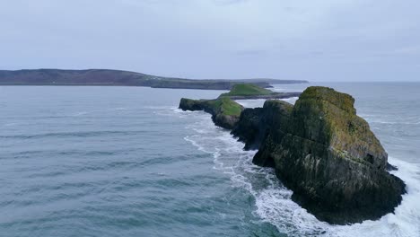 Wellen-Brechen-Sich-Bei-Flut-Am-Felsigen-Grat-Von-Worms-Head,-Rhossili-Bay,-Wales