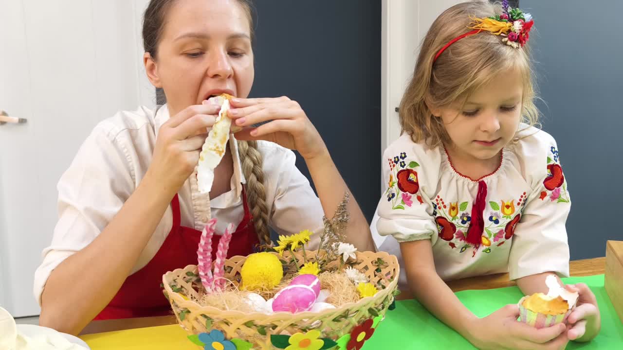 madre e hija celebrando la pascua