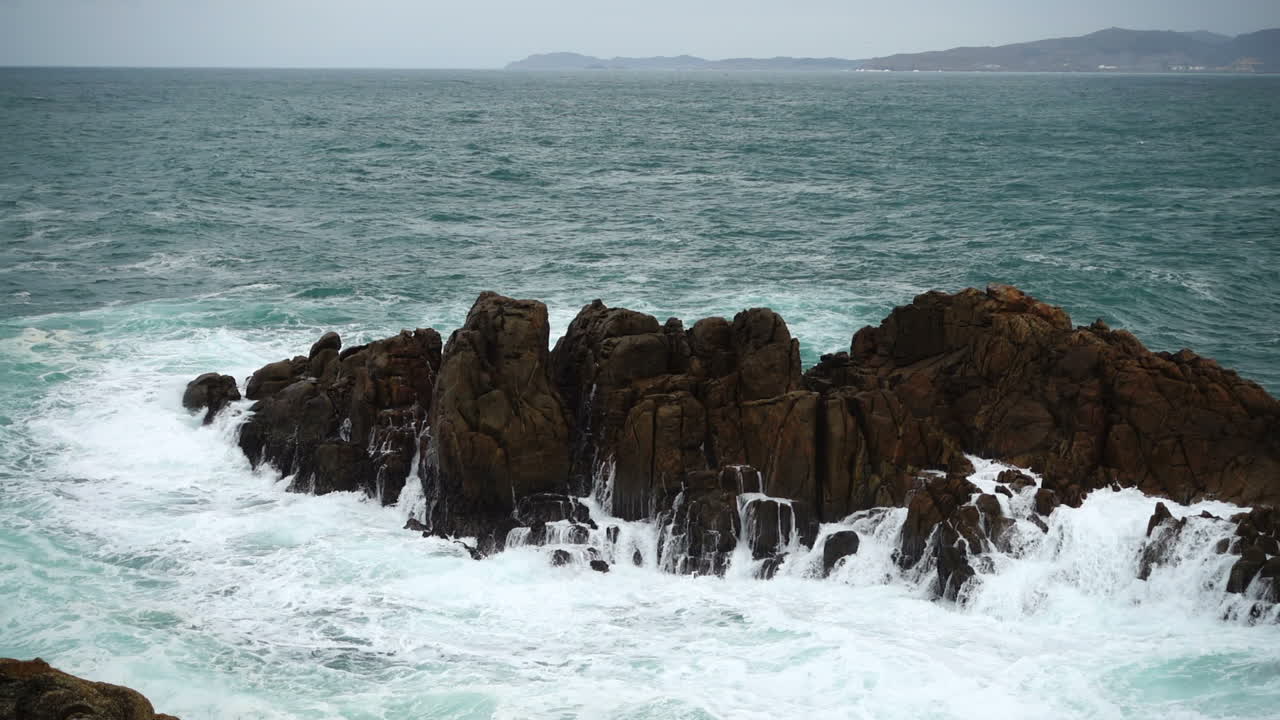 Onda nell'Oceano Atlantico. Al rallentatore. Riprese dell'Oceano Atlantico nella città de La Coruña, Spagna. Al rallentatore.