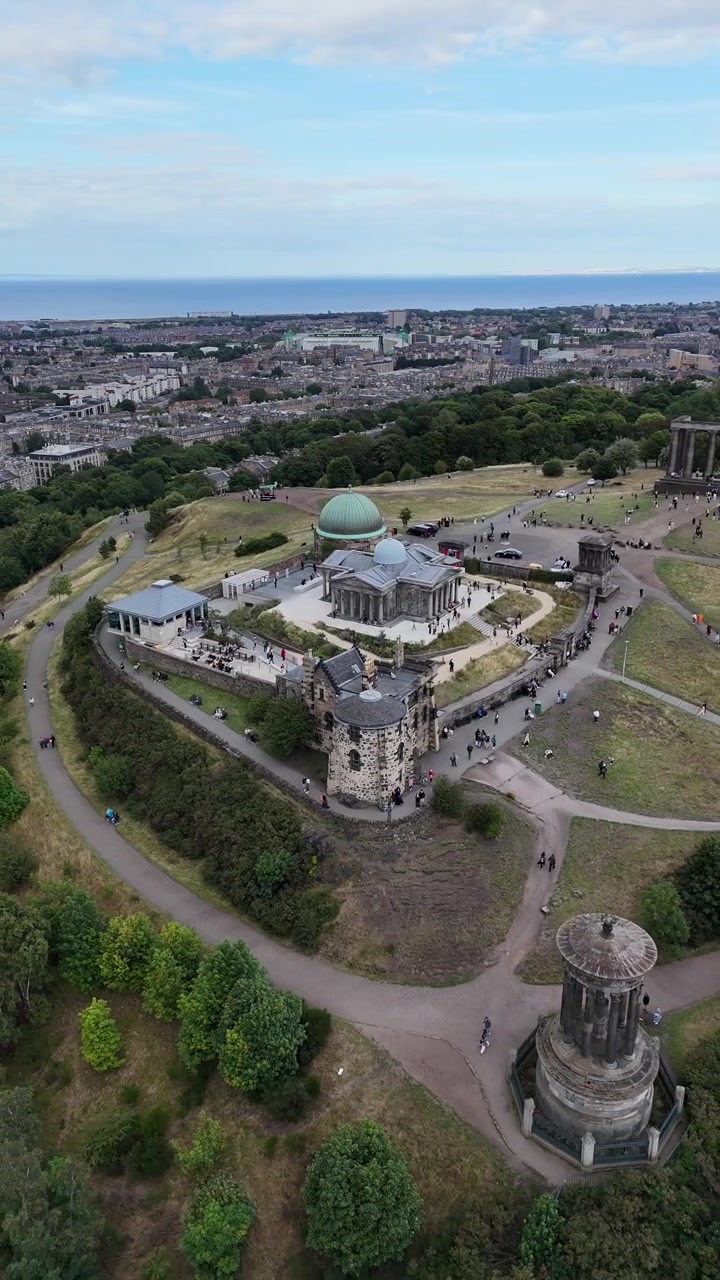 Filmisk 4K vertikal flyvning væk fra Calton Hill over Edinburghs skyline i 9:16