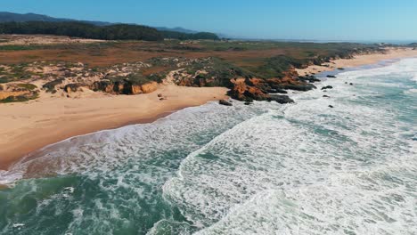 Big-Sur-sandy-beach-along-Highway-One-in-California,-a-famous-road-trip-route