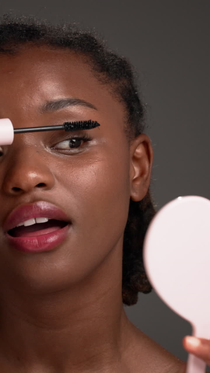 Donna che applica il mascara