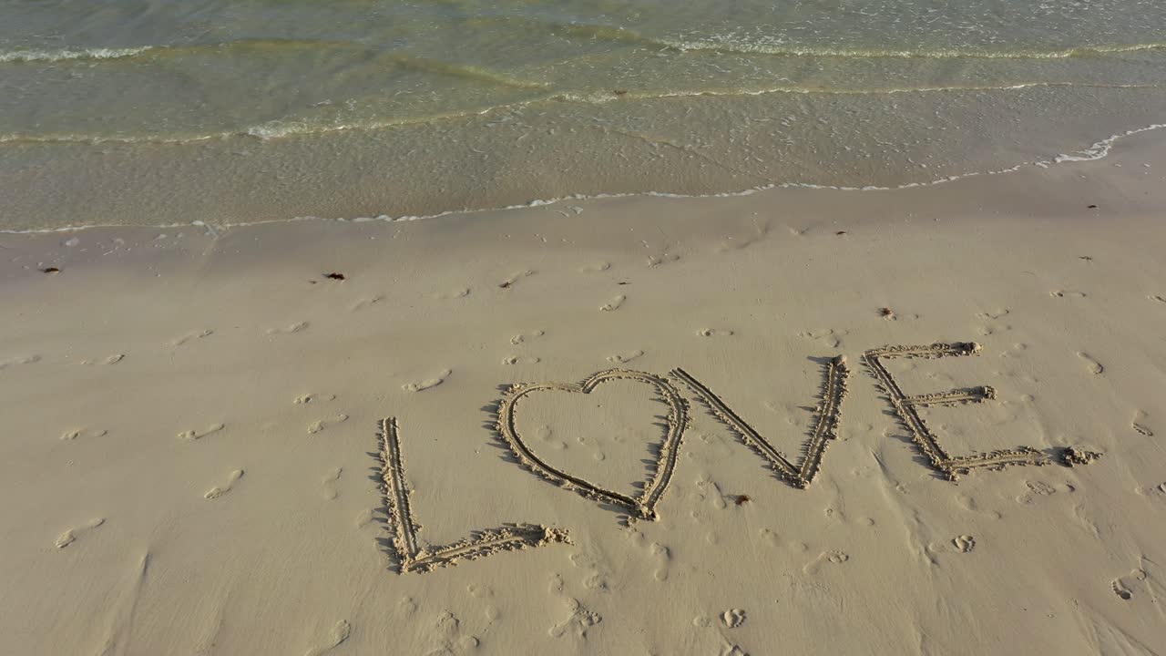 모래에 새겨진 사랑으로 오른쪽으로 트럭 운전 샷