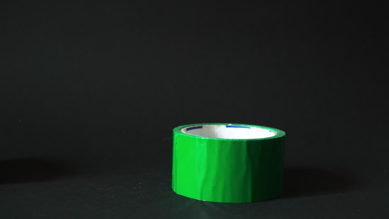 cinta de color en un fondo negro muchos