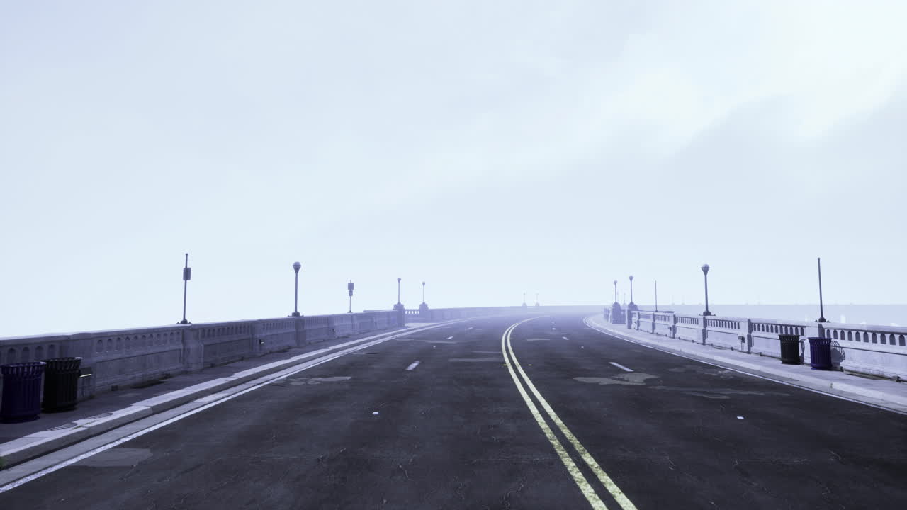 안개가 가득한 고속도로는 해안 근처의 불확실한 지평선으로 이어집니다.