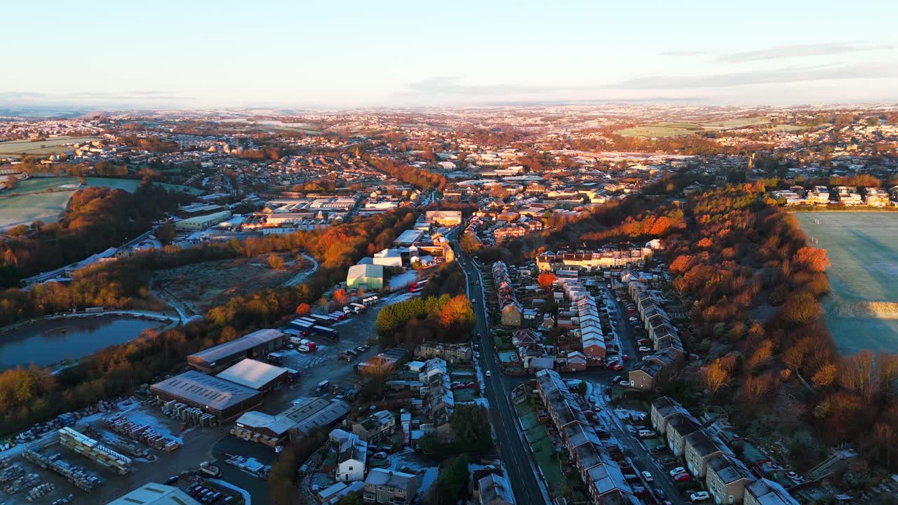 el amanecer en una mañana de invierno muy fría en yorkshire, reino unido