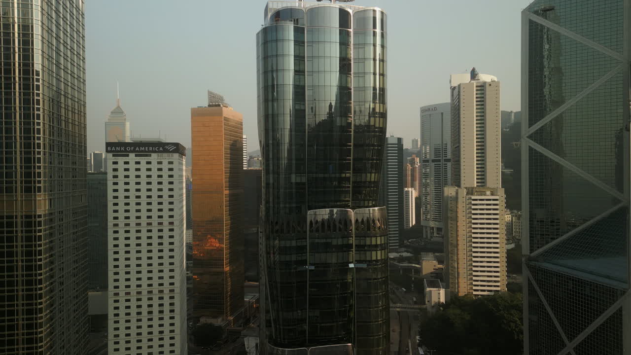 Paisagem urbana com edifícios modernos de vários andares e fachadas de vidro reflexivo
