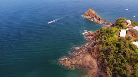 Lancha-Navegando-A-Lo-Largo-De-Las-Costas-Rocosas-Del-Oeste-De-Costa-Rica