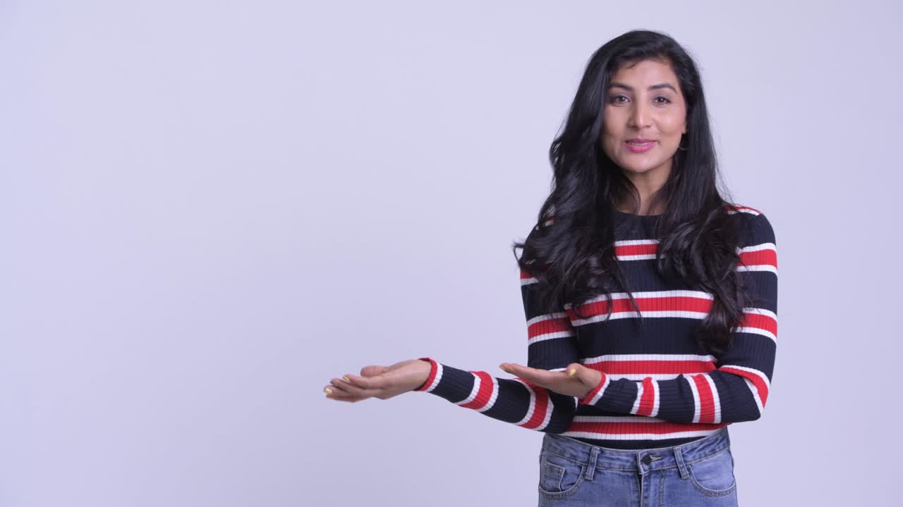 joven y hermosa mujer india