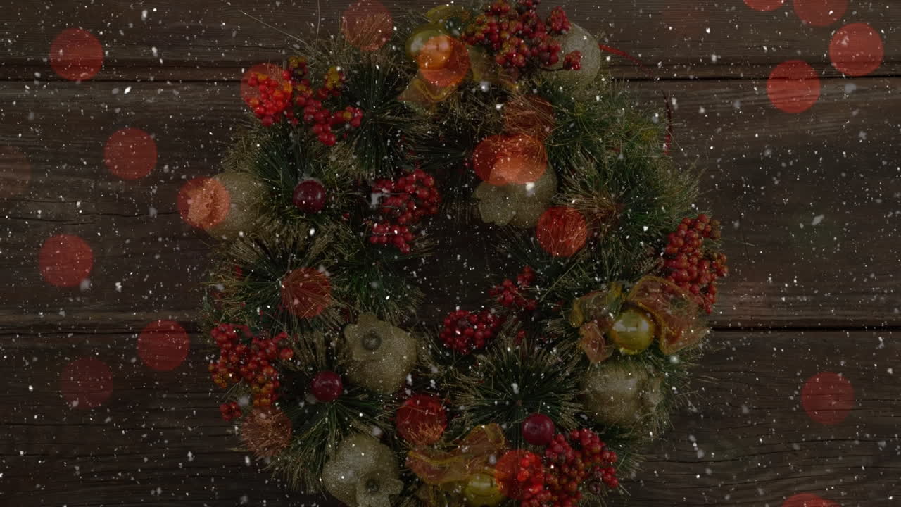 크리스마스 장식 위에 내리는 눈의 애니메이션