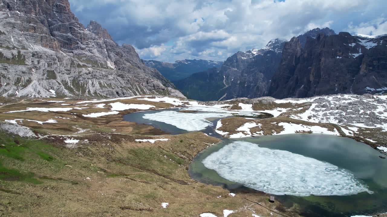летательный аппарат, летящий над частично замороженным озером лаги-дей-плани, италия