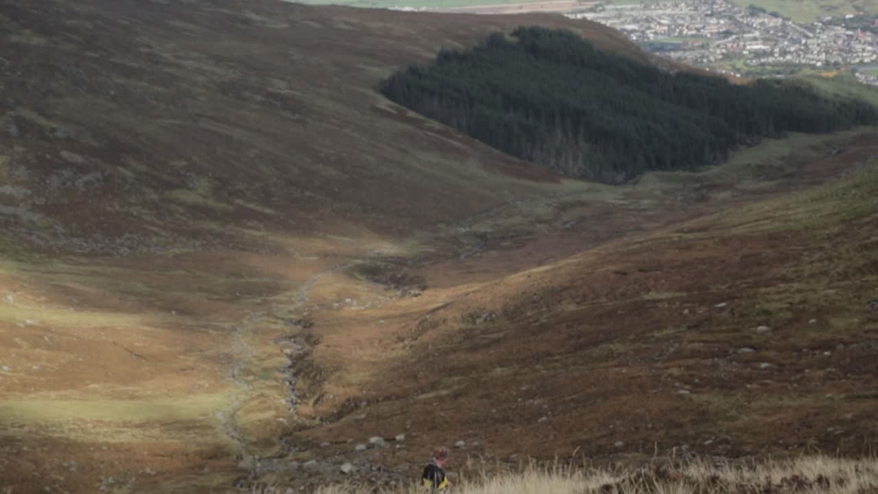 corredores de maratón de montaña en un día frío y lluvioso compitiendo en una carrera en invierno