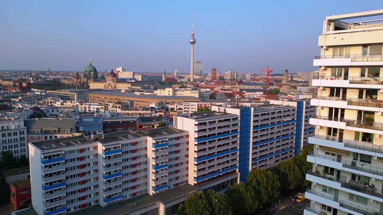 Berlins bybillede med ikoniske vartegn som fjernsynstårnet, domkirken, Det Røde Rådhus og SED's Centralkomité badet i gyldent lys. Bedste luftfoto fra en nedstigende drone.