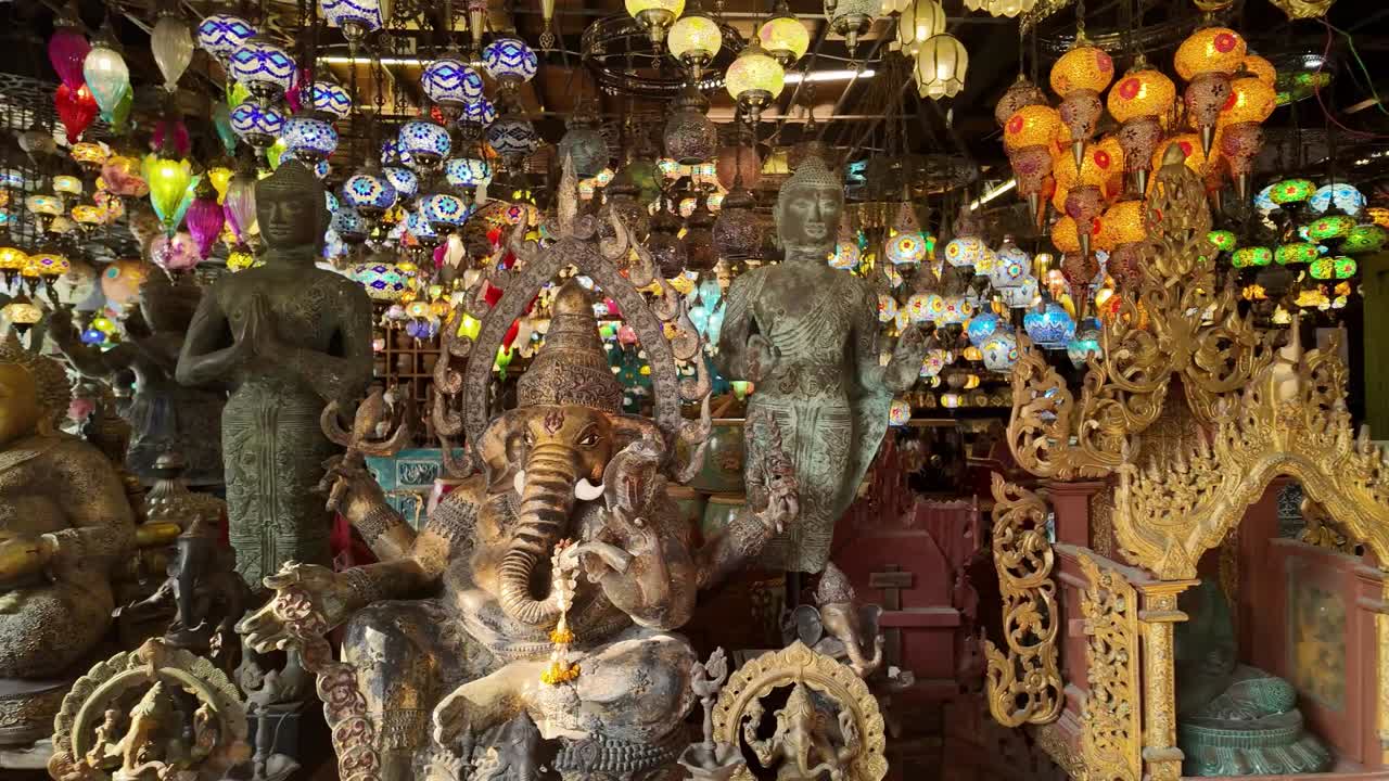 estatuillas de deidades sagradas