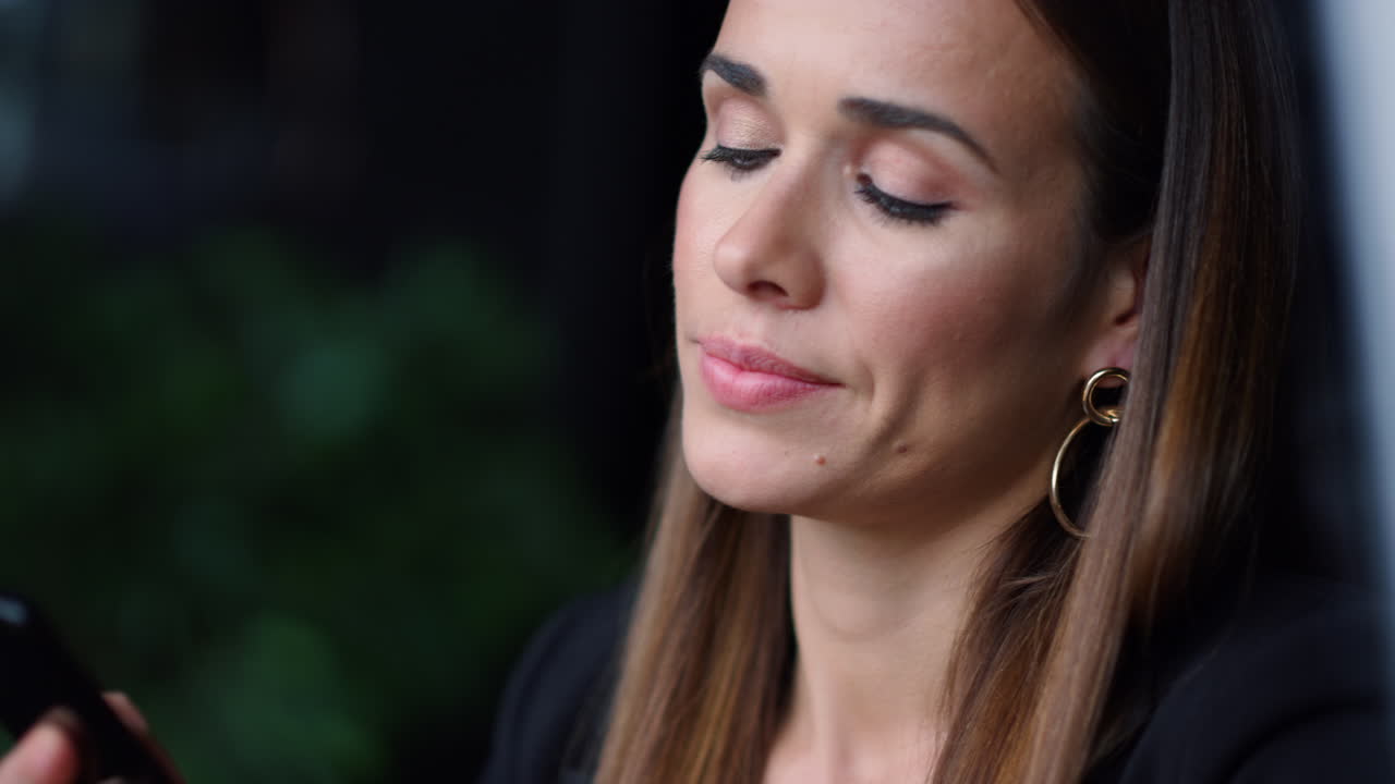 mujer de negocios hablando por teléfono celular. empleada de primer plano usando un teléfono inteligente