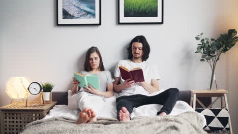 pareja leyendo en la cama