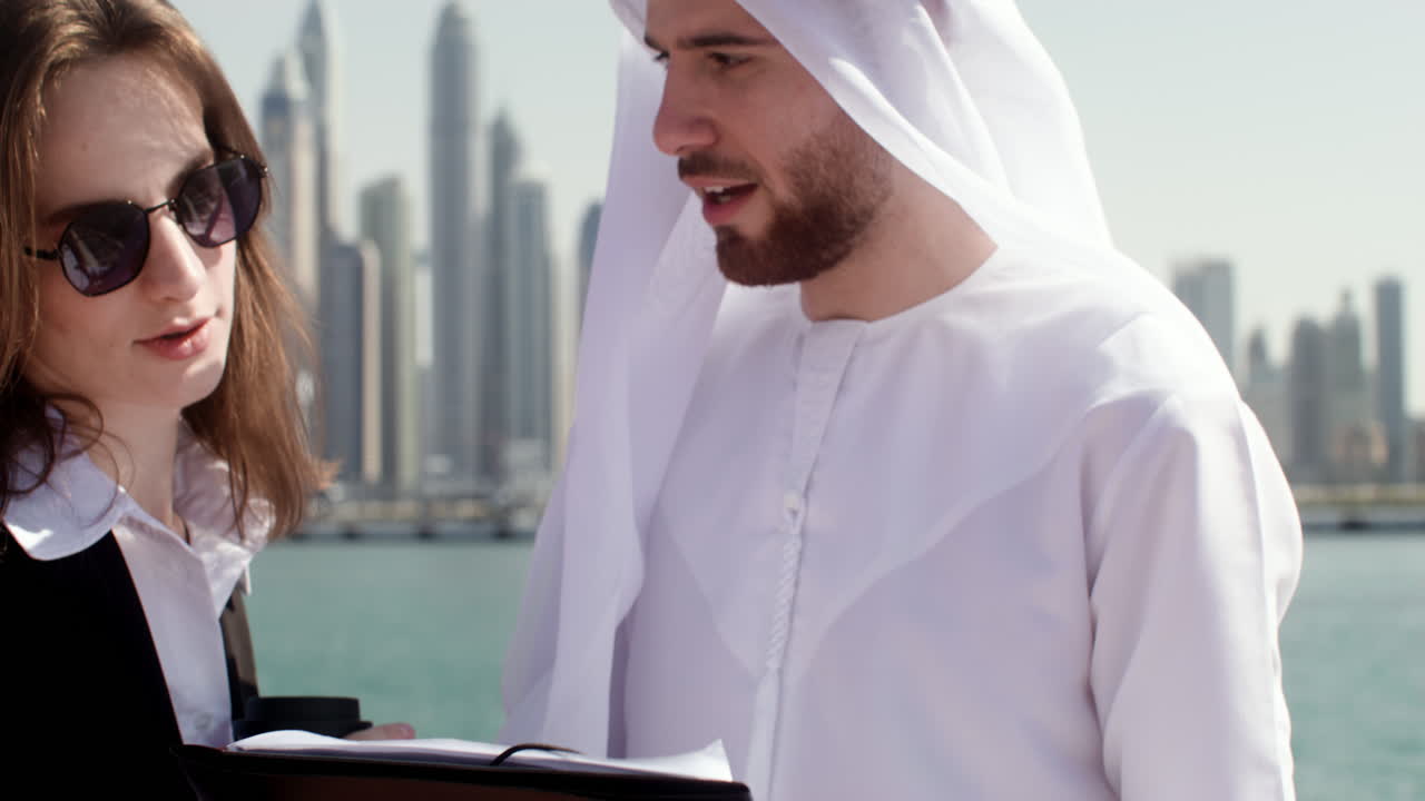 두 사람이 사업에 대해 이야기하고 있습니다.