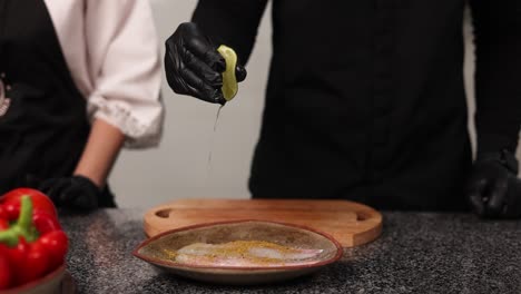 preparación de pescado con limón