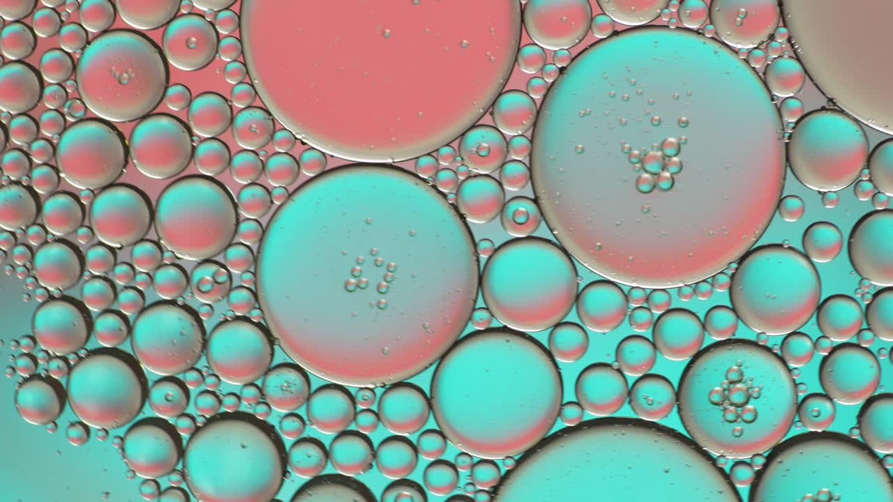 물 위에 떠다니는 기름방울의 다채로운 예술적.