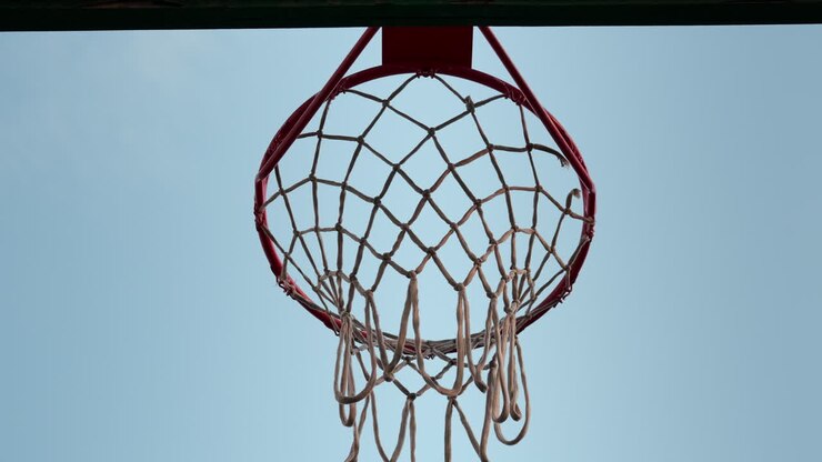 aro de baloncesto con pelota