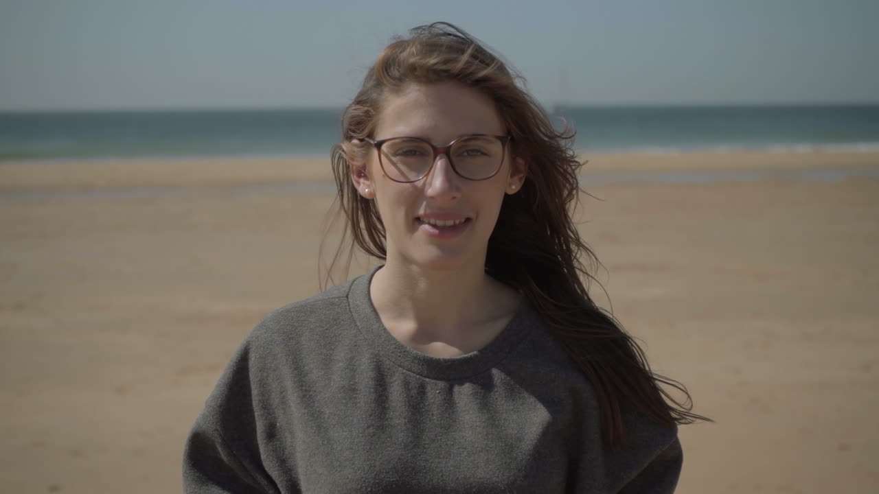 mujer joven atractiva con gafas mirando a la cámara.