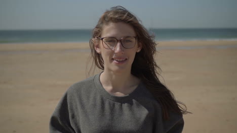mujer joven atractiva con gafas mirando a la cámara.