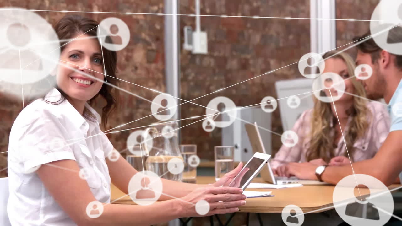 animación de la red de conexiones con las personas iconos sobre diversas personas de negocios en la oficina