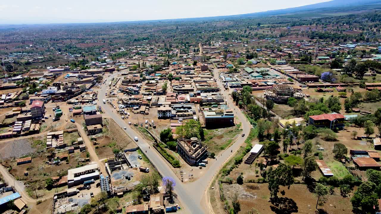 케냐의 시골 마을에서 킬리만자로가 배경입니다.