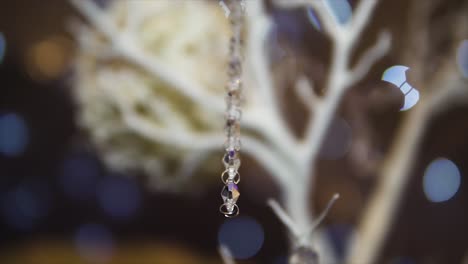 decoración de boda - cadena morada en el árbol