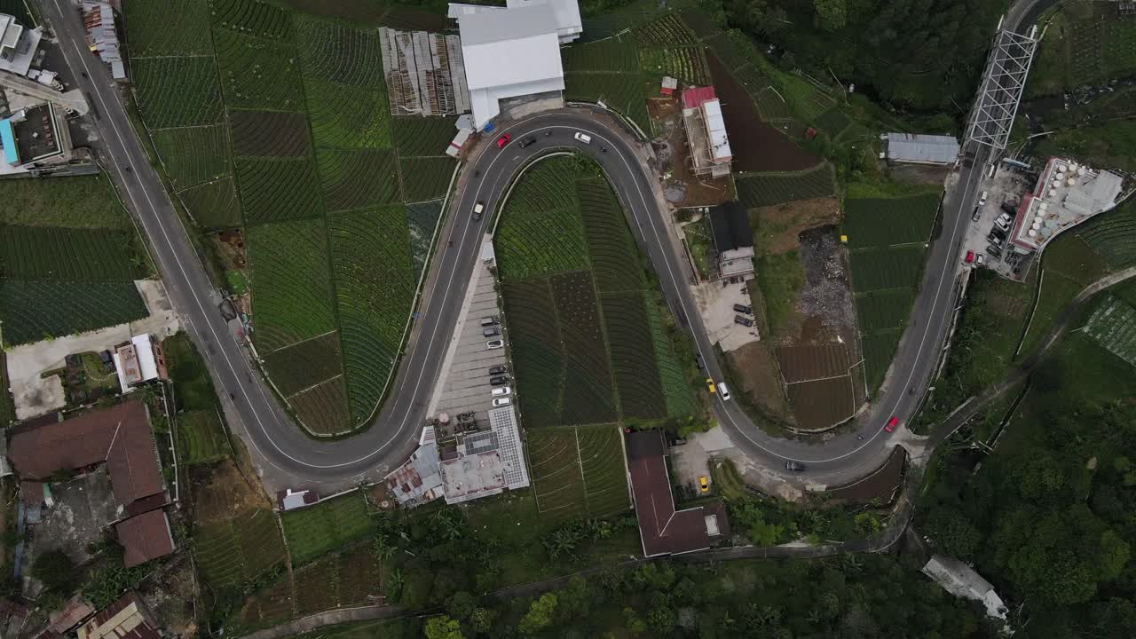 인도네시아 타왕만구에 위치한 라위산 경사면의 시골 풍경, 들판과 구불구불한 도로