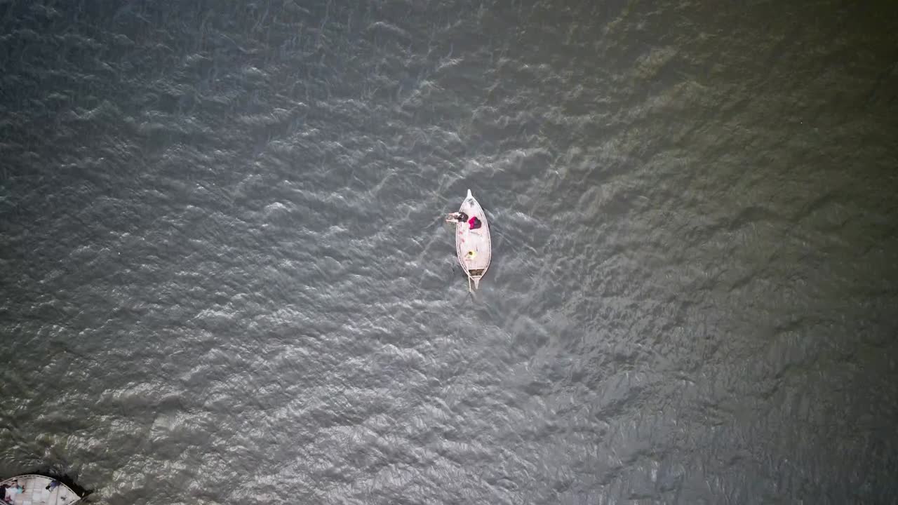 disparo de dron de 4k de un barquero conduce un bote