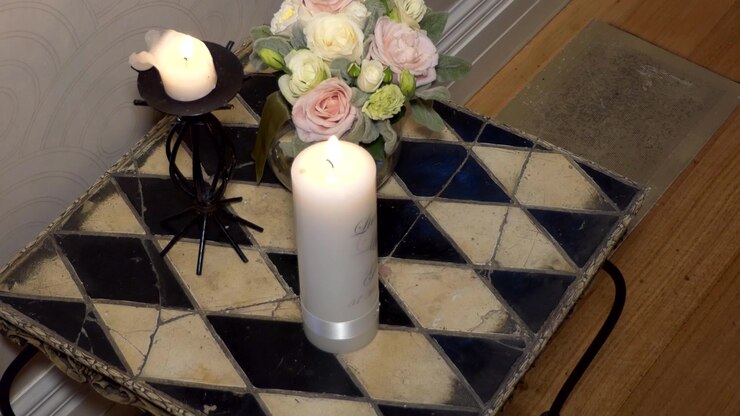 Ripresa di candele accese utilizzate per le preghiere in servizi commemorativi, matrimoni o funerali in una chiesa o cappella religiosa