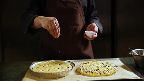 el chef preparando un pastel