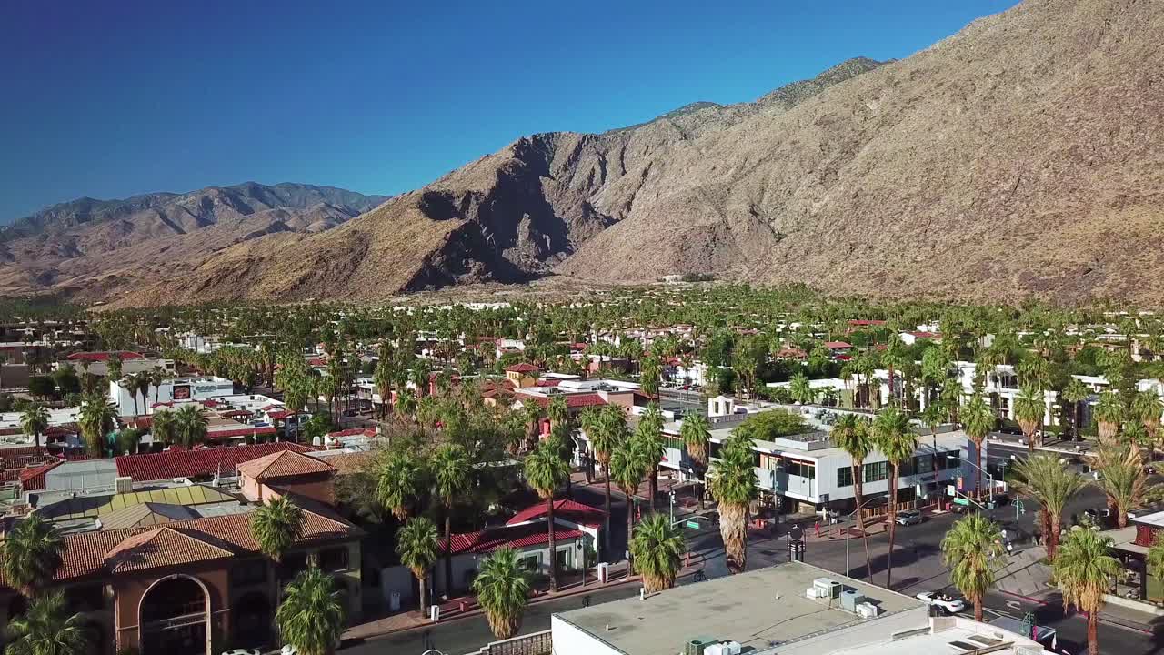Ripresa aerea introduttiva con drone di Palm Springs, California
