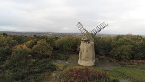 molino de harina de piedra tradicional de madera conservado en otoño bosque vista aérea campo retroceder órbita izquierda