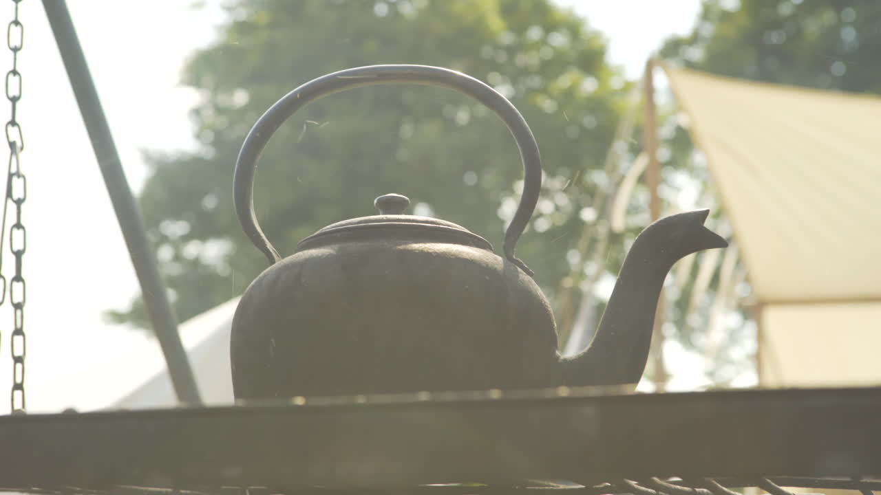vieja e idílica escena de campamento