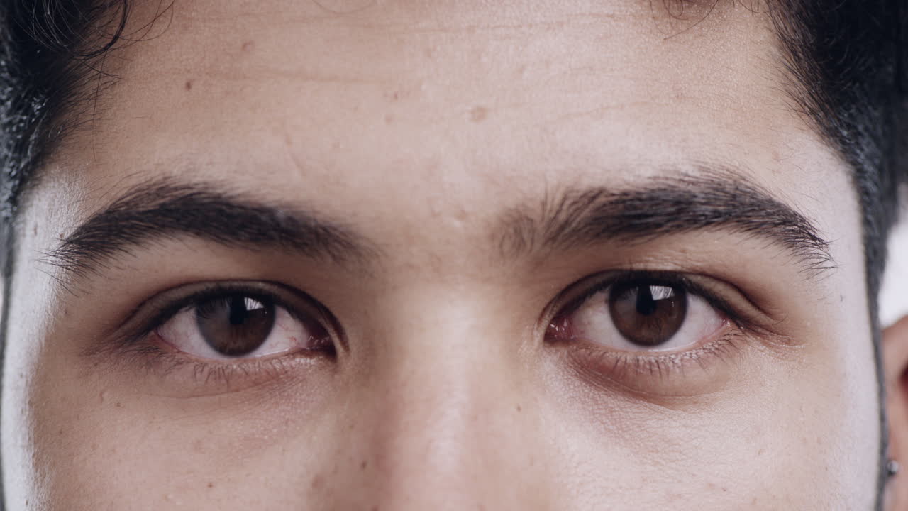 눈은 살아온 삶의 이야기를 담고 있습니다.