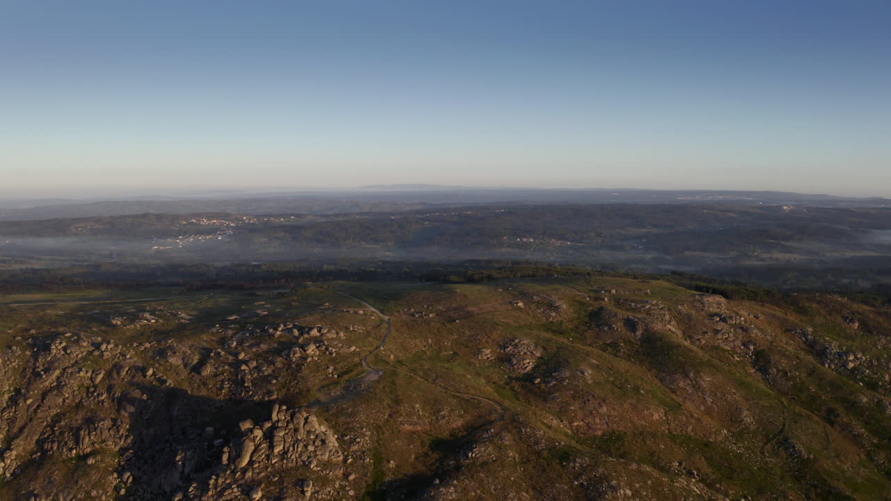 mañana brumosa en una montaña