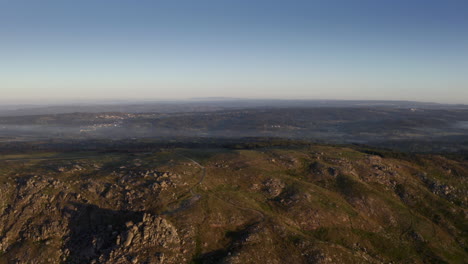 mañana brumosa en una montaña