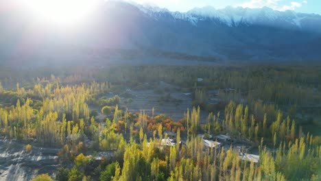 Drohnenaufnahme-Der-Wunderschönen-Landschaft-Der-Stadt-Skardu-An-Einem-Nebligen-Tag-In-Pakistan