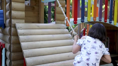 Mädchen-Klettert-Auf-Der-Seilbahn-Auf-Dem-Spielplatz