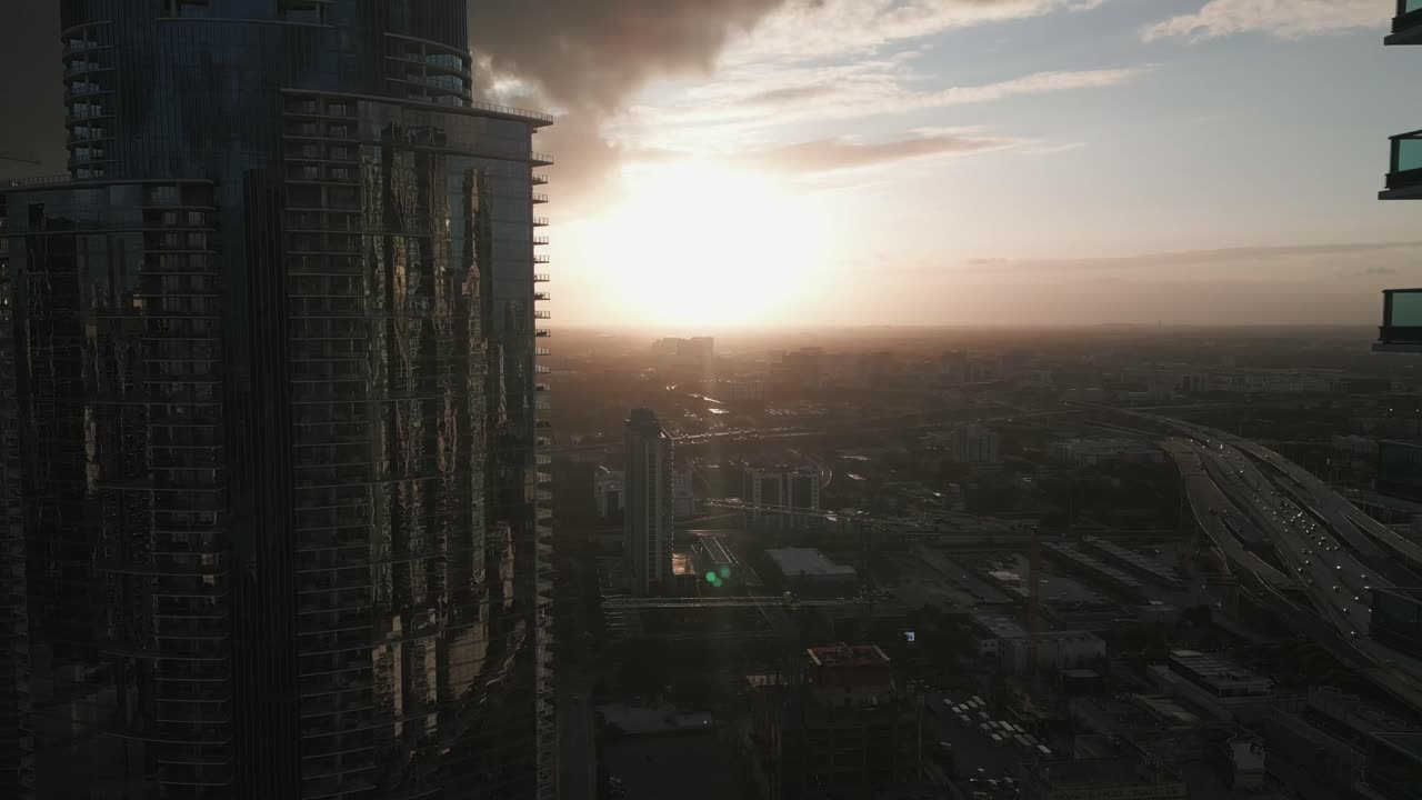 vista aérea de miami do horizonte no centro da cidade ao pôr do sol