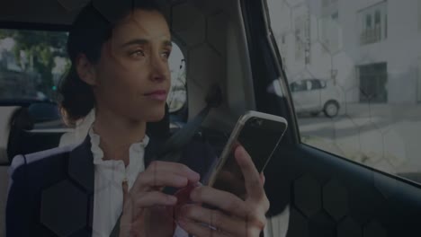 animación del procesamiento de datos sobre una mujer de negocios caucásica que usa un teléfono inteligente