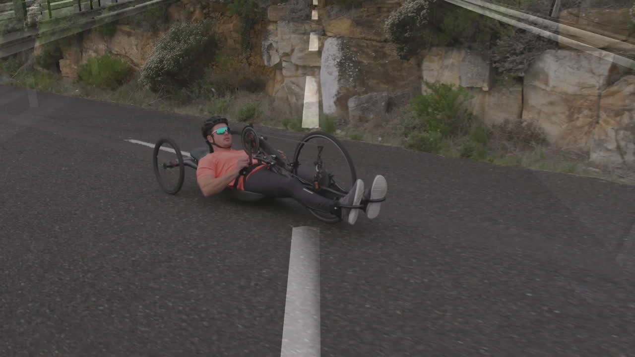 animación de la carretera sobre el hombre caucásico con bicicleta