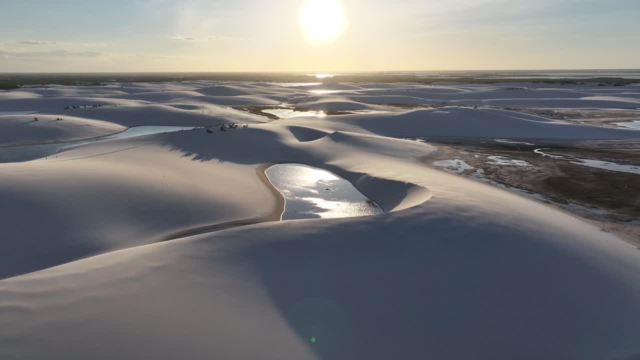 Lençóis Maranhenses ja Santo Amaro, Maranhão, Brasilia. Auringonlaskun siluetti maisemassa. Mutkittelevat hiekkadyynit. Lençóis Maranhenses Maranhãossa. Sadevesijärviä. Kaunis auringonlasku. Kesäloma