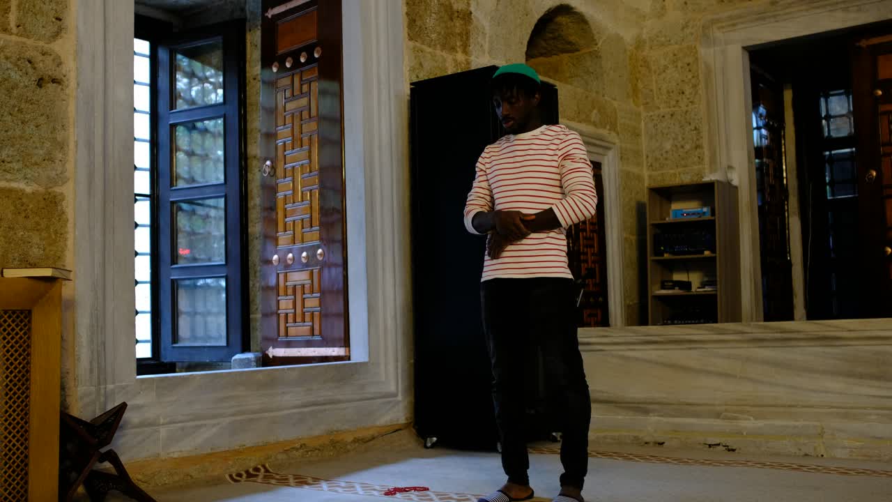 Africano orando en una mezquita