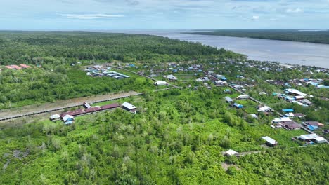 Landschaft-Der-Stadt-Agats,-Papua,-Indonesien,-Umgeben-Von-Flüssen,-Meeren-Und-Wäldern