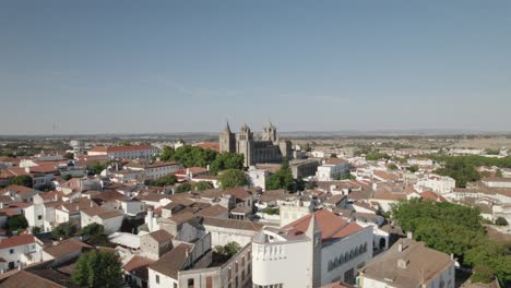 monasterio de la catedral de evora en portugal, vista aérea, amplio paisaje urbano de tiro orbital en europa