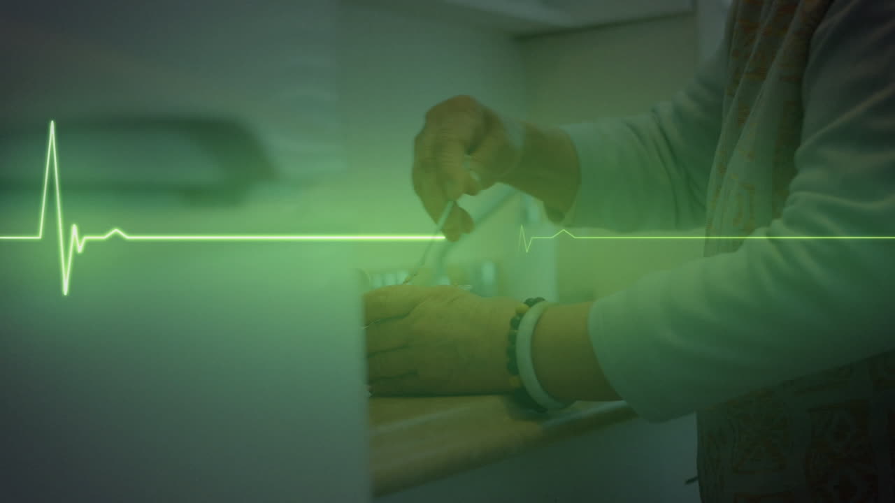 animación de la línea de latidos del corazón en el bucle de la sección media de la mujer haciendo café en casa