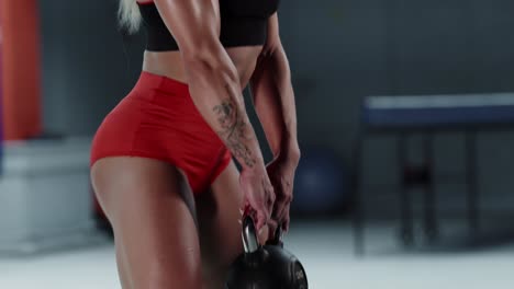 mujer levantando pesas en el gimnasio